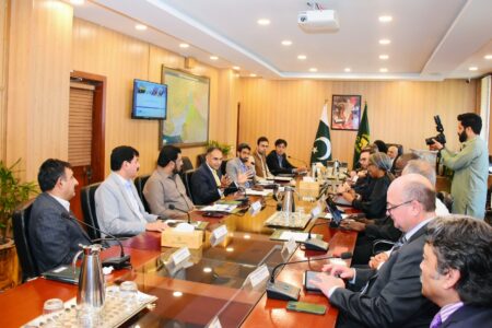 Minister Kayani and IFC discuss key steps to modernize Pakistan Railways